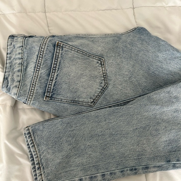 PacSun Women’s Light Wash Mom Jean - Picture 3 of 4